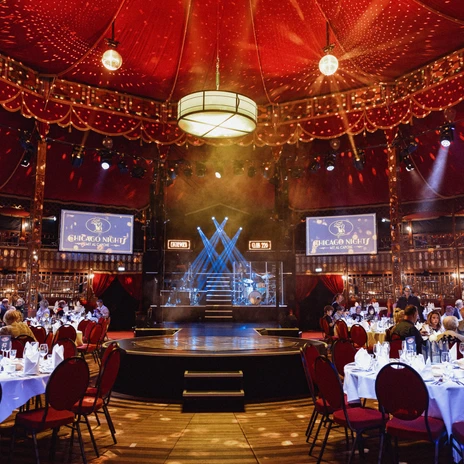 Stage and guests in the historic Spiegelpalast of Krystallpalast Varieté | Leipzig Convention Bureau Stage and guests in the historic Spiegelpalast during the show Gans ganz anders – presented by Leipzig Convention Bureau