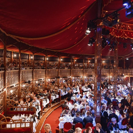 Rang im historischen Spiegelpalast des Krystallpalast Varieté | Leipzig Convention Bureau Rang im historischen Spiegelpalast mit Blick in den Innenraum – präsentiert vom Leipzig Convention Bureau