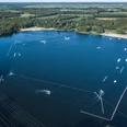 DJI_0089_Blue Bay Spadener See_Hergen Hanke.jpg Luftaufnahme der Wakeboardanlage Blue Bay am blauen Spadener See, umgeben von grünen Wäldern.