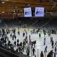 (c)Stadthalle_Bremerhaven__5865 Eisarena Eislauf.JPG Viele Menschen laufen Schlittschuh auf einer großen Eisfläche in einer beleuchteten Halle.