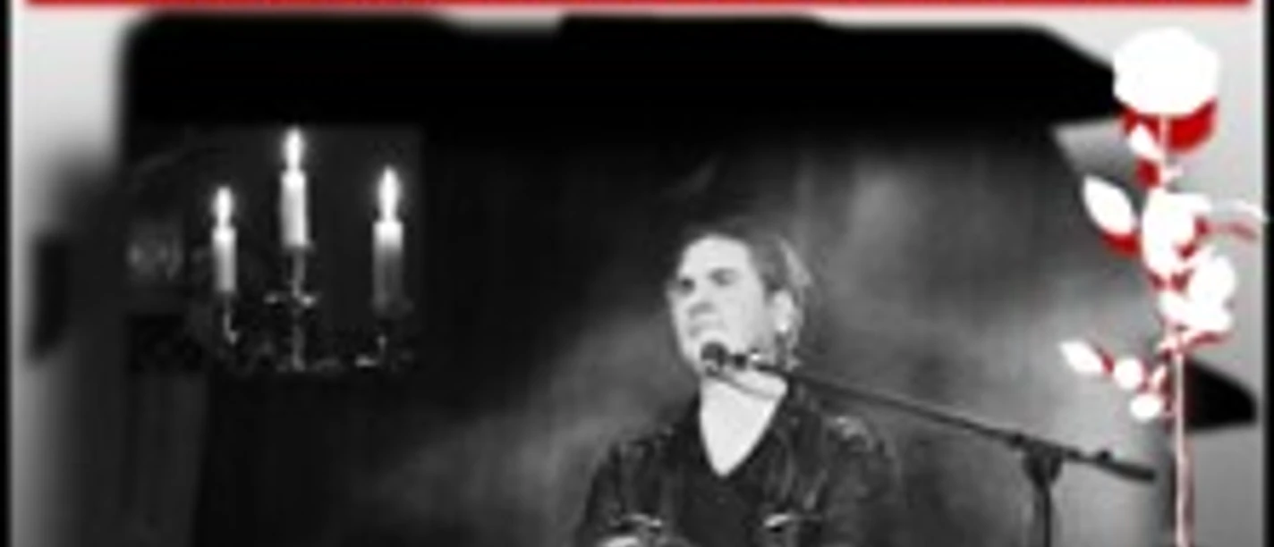 Musiker am Keyboard mit Kerzenständer auf Bühne während Depeche-Mode-Pianoperformance