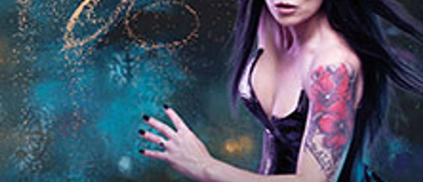 Tarja im dunklen Bühnenmotiv mit schwarzem Outfit, Tattooarm und Schriftzug Frisson Live 2026