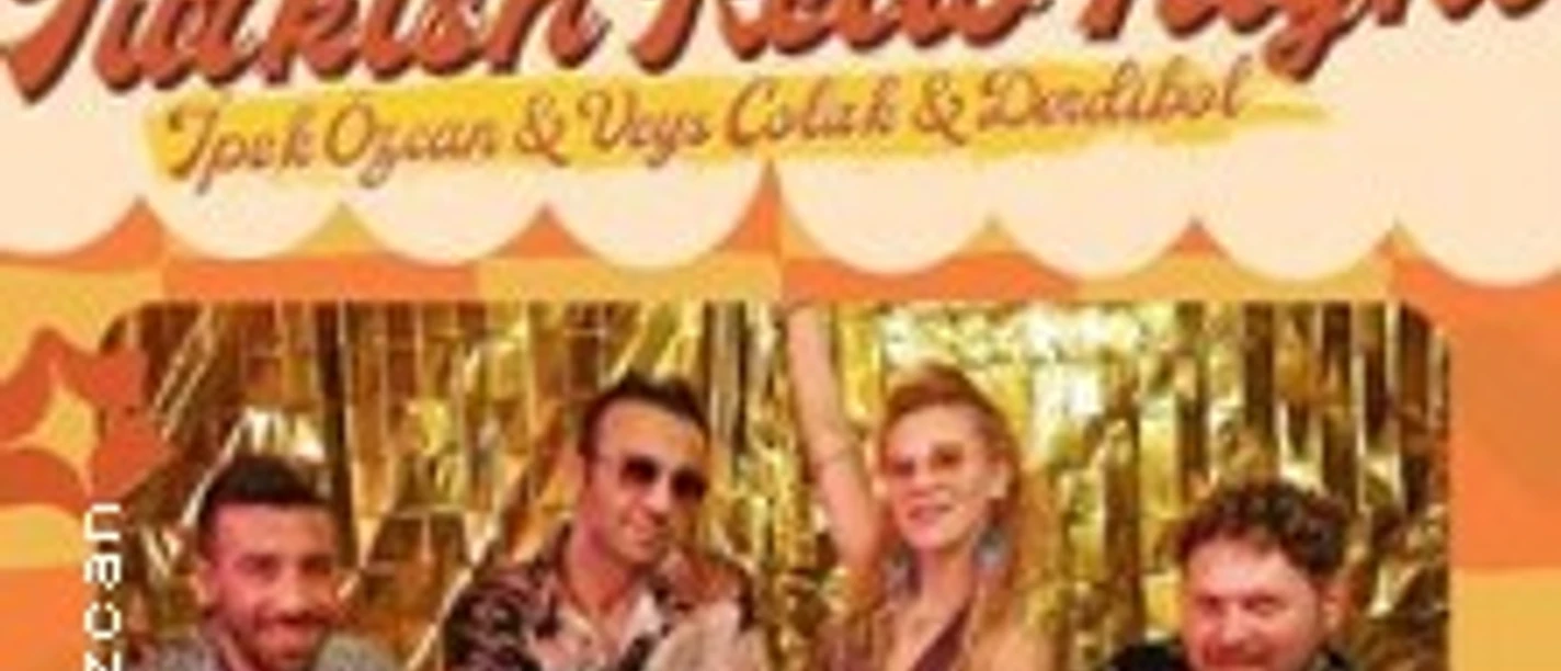 Vier Personen vor goldener Deko posieren in retrofarbenem Layout zur Turkish Retro Night