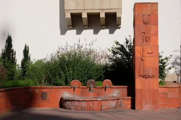 2017-08 Thermalbrunnen Burtscheid (c) ats (2).JPG Thermalbrunnen in Burtscheid vor Lavendelsträuchern im Sonnenschein.
