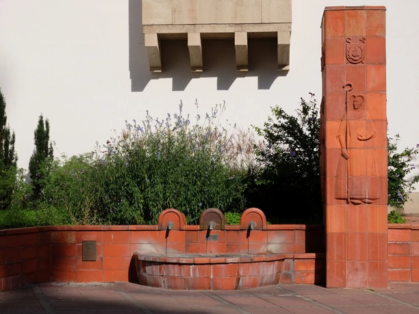 2017-08 Thermalbrunnen Burtscheid (c) ats (2).JPG Thermalbrunnen in Burtscheid vor Lavendelsträuchern im Sonnenschein.