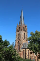 Liebfrauenkirche Frankenberg (Eder) Sie sehen die Außenansicht der Liebfrauenkirche bei strahlendem Sonnenschein