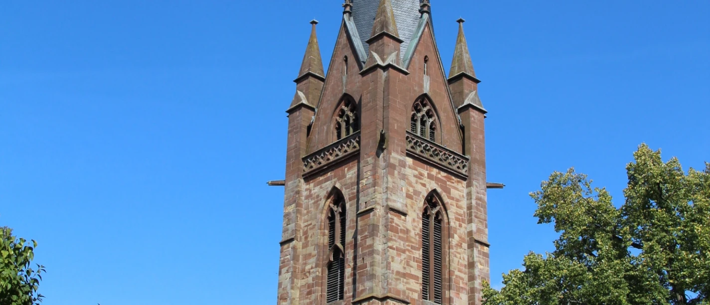 Liebfrauenkirche Frankenberg (Eder) Sie sehen die Außenansicht der Liebfrauenkirche bei strahlendem Sonnenschein