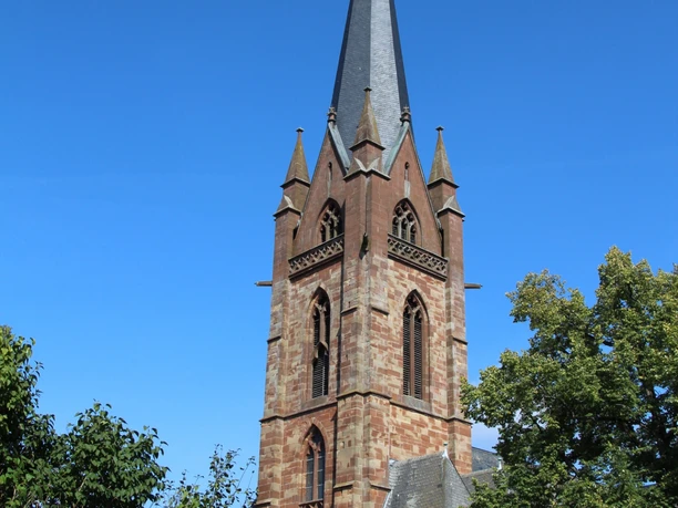 Liebfrauenkirche Frankenberg (Eder) Sie sehen die Außenansicht der Liebfrauenkirche bei strahlendem Sonnenschein