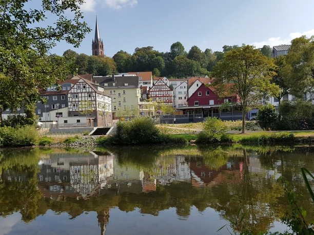 Frankenberger Blickwinkel Sie sehen den Blick über die Eder auf die Altstadt von Frankenberg, die sich in der Wasseroberfläche spiegelt.