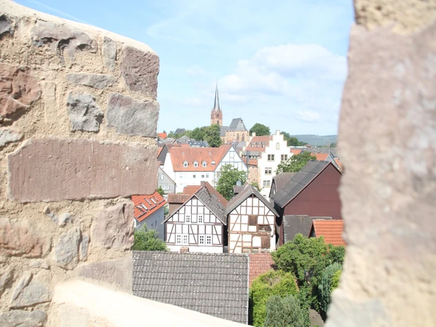 Hexenturm Frankenberg (Eder) Sie sehen durch eine Mauerschate des Hexenturms, auf die Frankenberger Altstadt.