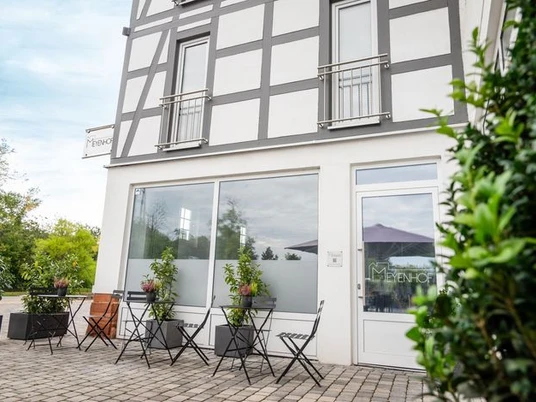 Das Frühstückscafé mit Blick auf die Terrasse