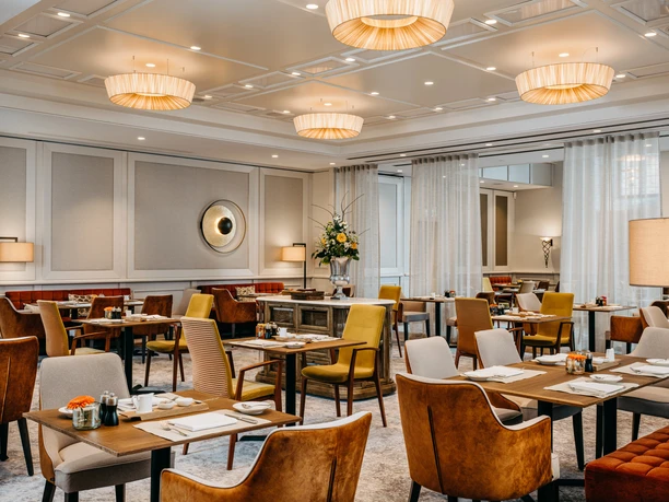 Sie sehen den modernen Frühstücksraum des Hotels Die Sonne Frankenberg.