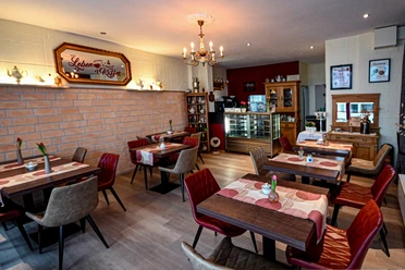 Zu sehen ist die Inneneinrichtung des Cafés Nostalgie in Frankenberg (Eder).