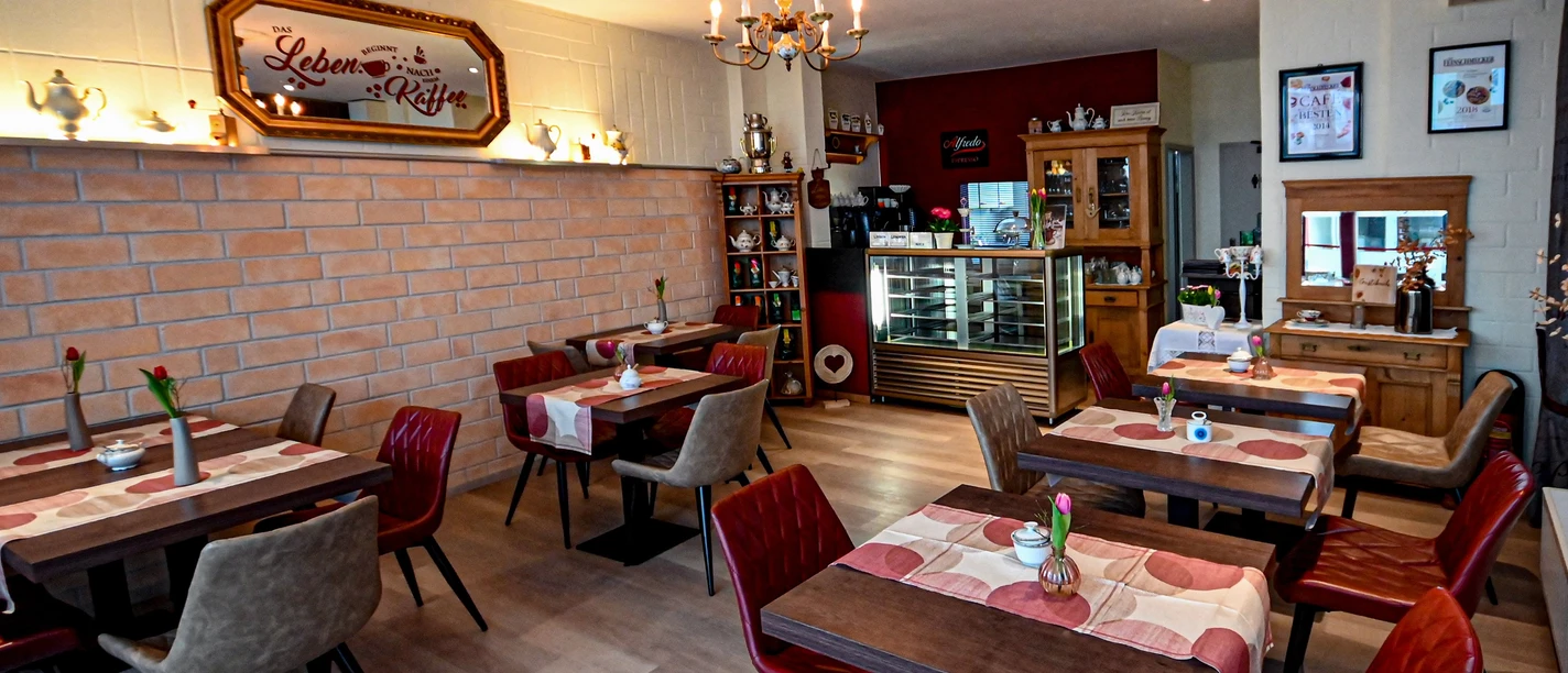 Zu sehen ist die Inneneinrichtung des Cafés Nostalgie in Frankenberg (Eder).