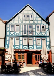 Sie sehen das Gebäude des Gasthaus Vöhl in der Fussgängerzone Frankenberg (Eder).