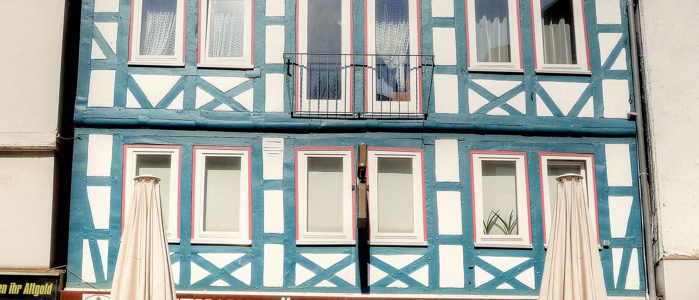 Sie sehen das Gebäude des Gasthaus Vöhl in der Fussgängerzone Frankenberg (Eder).