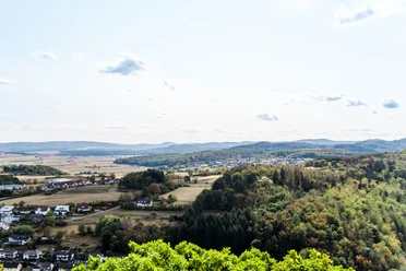 Kellerburg mit Blick Richtung Laisa und Battenberger Festhalle Sie sehen den Ausblick des Kellerburgturms in Richtung Laisa.