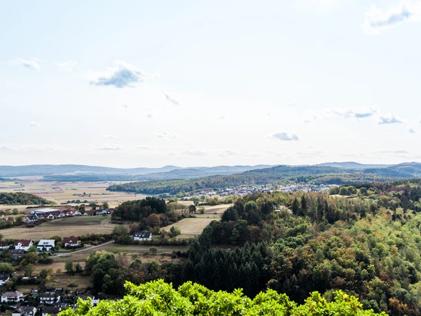 Kellerburg mit Blick Richtung Laisa und Battenberger Festhalle