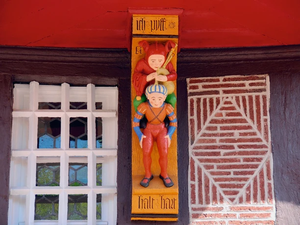 Huckepack-Figur am Rathaus Frankenberg (Eder)