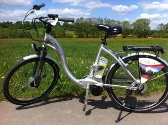 Auf dem Bild ist ein Silbernes Fahrrad zu sehen.