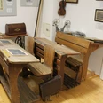 Unterricht wie zu Urgroßvaters Zeiten Sie sehen eine historische Szene aus einem Klassenzimmer, welche im Heimatmuseum Battenfeld ausgestellt ist.