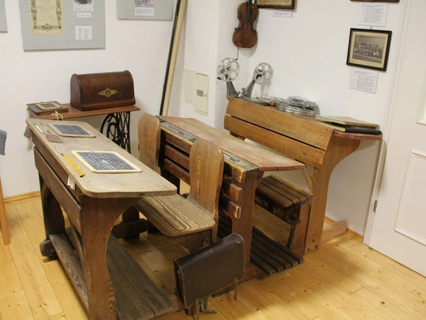 Unterricht wie zu Urgroßvaters Zeiten Sie sehen eine historische Szene aus einem Klassenzimmer, welche im Heimatmuseum Battenfeld ausgestellt ist.