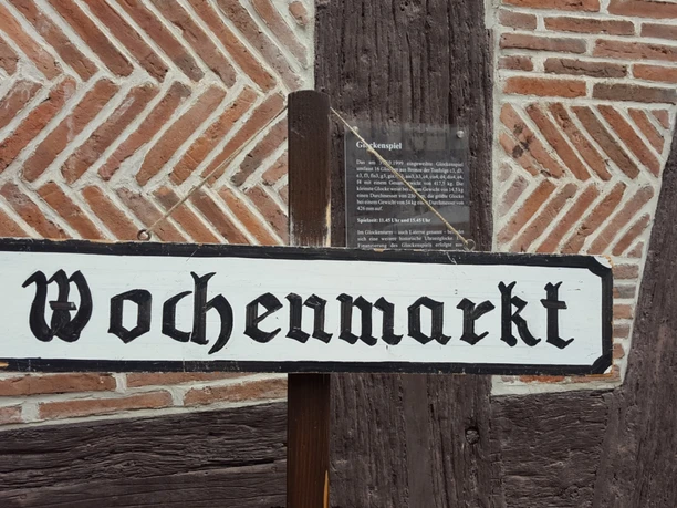 Wochenmarkt der Landfrauen Sie sehen ein Hinweisschild in altdeutscher Schrift Wochenmarkt
