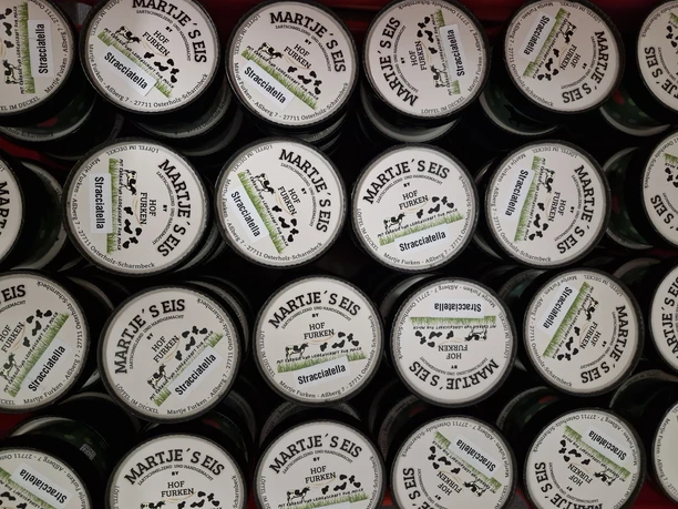 Martje´s Eis aus Ohlenstedt Viele Eisbecher der Sorte Stracciatella von Martje’s Eis, handgemacht vom Hof Furken.