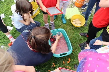 Auf Leppels Spuren Kinder und Erwachsene fertigen im Freien Papier auf :metabolon an.