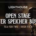 Eventbrite.jpeg Ein dunkles Bild mit einem alten Mikrofone drauf, mit dem Text: " Open Stage Alter Speicher Büsum" Tea for two- Irish Folk