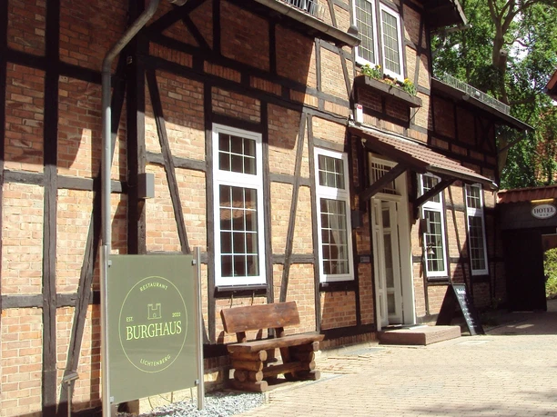 Eingang zum Restaurant Burghaus im PEAK Hotel in Salzgitter-Lichtenberg.
