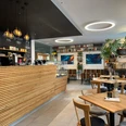 RheinMain Hanau AJOKI - Innenraum Café-Innenraum mit Theke, Tischen und Sitzplätzen