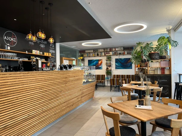 RheinMain Hanau AJOKI - Innenraum Café-Innenraum mit Theke, Tischen und Sitzplätzen