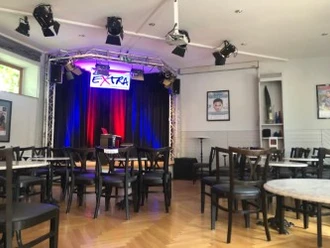 RheinMain Kreis Groß-Gerau Büttelborn Café Extra Café mit Bühne, Tischen und Stühlen im Innenraum