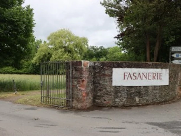 RheinMain Kreis Groß-Gerau Fasanerie Eingangstor Fasanerie mit Wegweisern am Waldrand