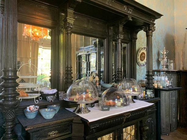 Café Grunewald in der Villa Grunewald Gebäck stilvoll angerichtet im Café Grunewald