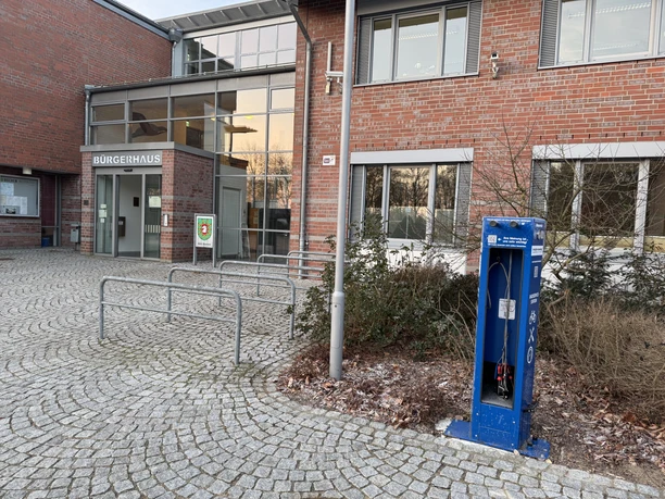 Radservicestation in Büchen Die Radservicestation in Büchen steht vor dem Bürgerhaus.
