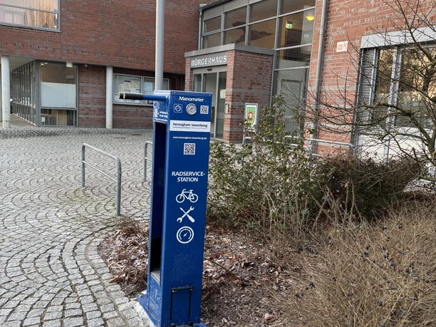Radservicestation in Büchen Die Radservicestation in Büchen steht vor dem Bürgerhaus.