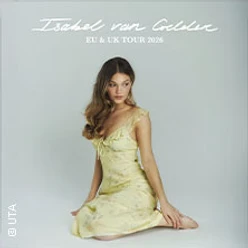 Eine junge Frau in hellem Kleid sitzt vor grauem Hintergrund mit elegantem Tour-Schriftzug
