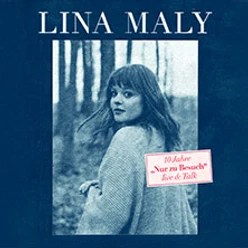 Porträt einer Frau im Wald mit blauem Ton und dem aufgedruckten Text Lina Maly