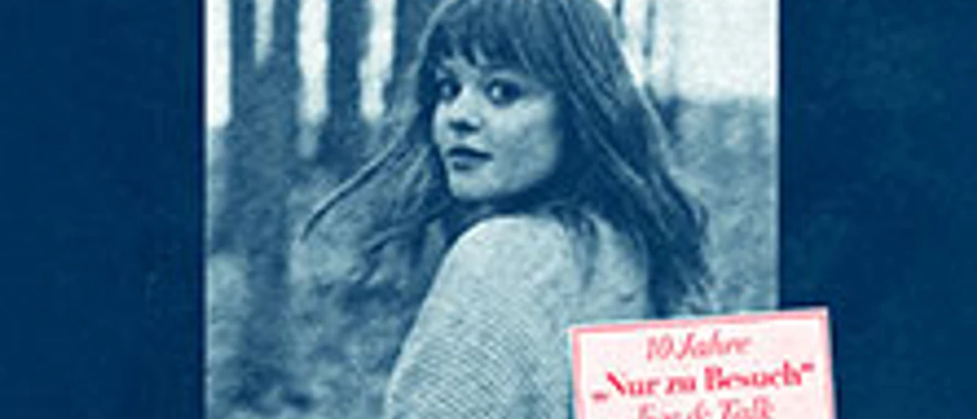 Porträt einer Frau im Wald mit blauem Ton und dem aufgedruckten Text Lina Maly