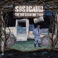 Mann vor gelbem Geländewagen, umgeben von Ästen, mit Schriftzug zur Country-Tour.