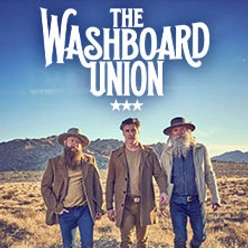 Drei Musiker von The Washboard Union vor weiter Landschaft, Bandlogo darüber