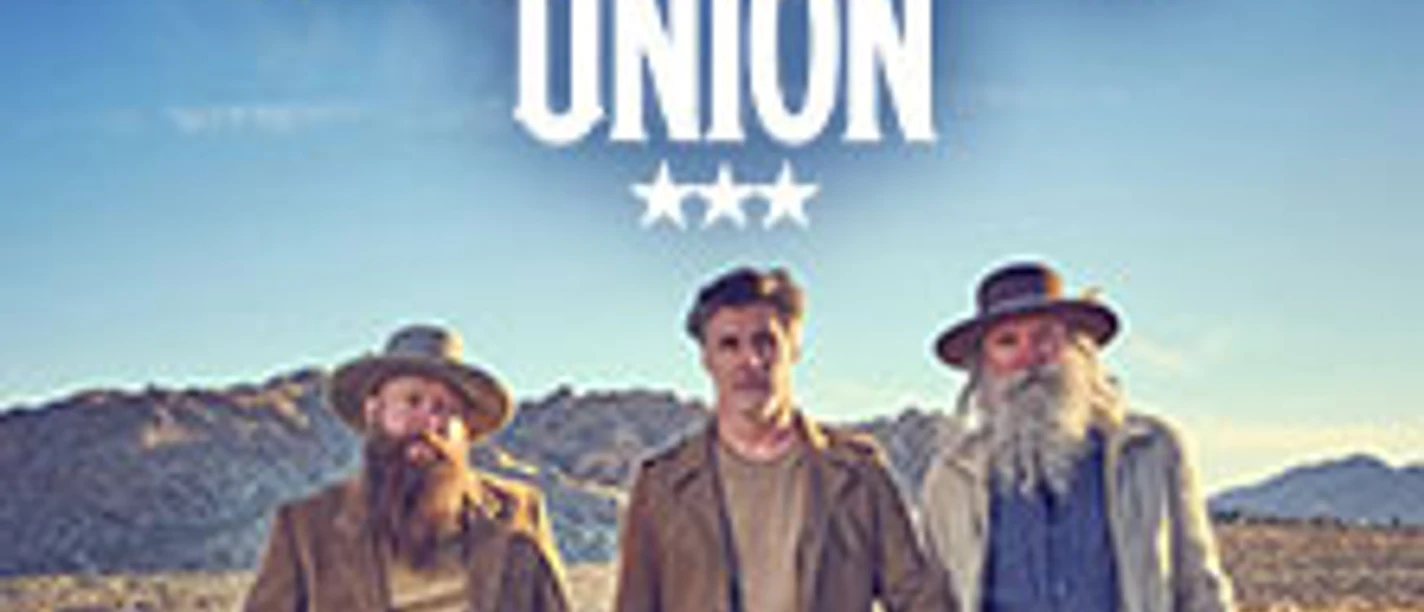 Drei Musiker von The Washboard Union vor weiter Landschaft, Bandlogo darüber