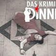 Das Krimi-Dinner Frau im roten Kleid liegt reglos auf Marmorboden, Schriftzug Kriminal Dinner darüber