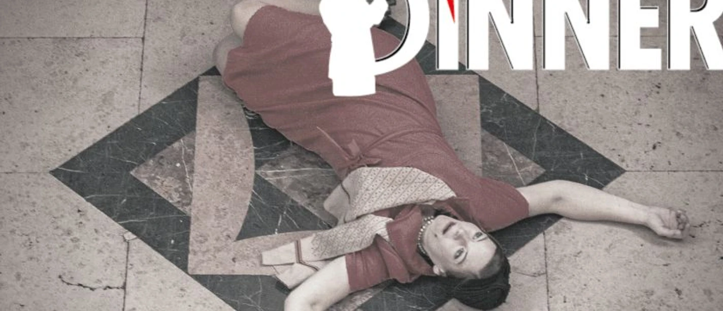 Das Krimi-Dinner Frau im roten Kleid liegt reglos auf Marmorboden, Schriftzug Kriminal Dinner darüber