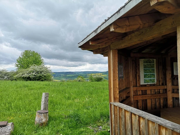 Holzschutzhütte mit Sitzplätzen und Tisch