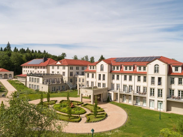 Naturresort & Spa Schindelbruch - Stolberg im Harz - Aussenansicht. Das elegante Gebäudeensemble des Naturresort & Spa Schindelbruch liegt - umgeben vom eigenen Wald - wenige Kilometer außerhalb des romantischen Städtchens Stolberg im Südharz.