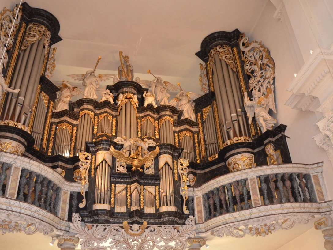Orgel_Klosterkirche_Ringelheim_HD_16zu9.JPG Prachtvolle Barockorgel mit Engelsskulpturen in der ehemaligen Klosterkirche Ringelheim.