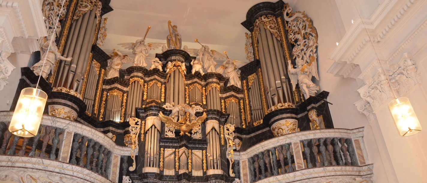 Orgel_Klosterkirche_Ringelheim_HD_16zu9.JPG Prachtvolle Barockorgel mit Engelsskulpturen in der ehemaligen Klosterkirche Ringelheim.